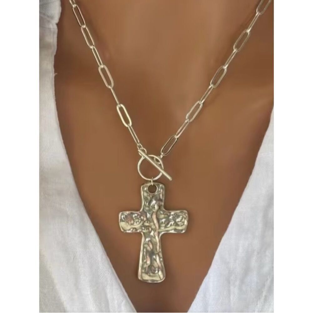 🩶 Hammered Cross Pendant Toggle Clasp Necklace - Silver Tone Paperclip Chain 🩶 - Picture 7 of 9